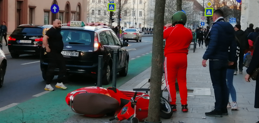 Scuterist accidentat la Cluj