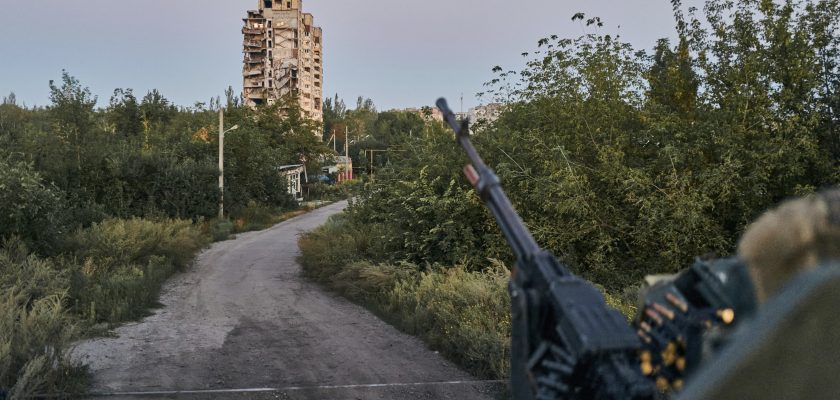 Lupte grele în estul Ucrainei. Ruşii atacă un oraş din toate direcţiile