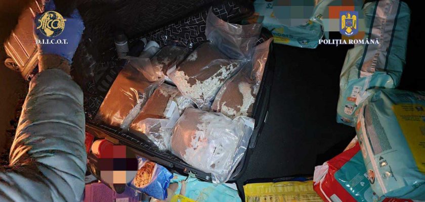 Două persoane care au expediat 6 kg de droguri cristal din Olanda în România, arestate