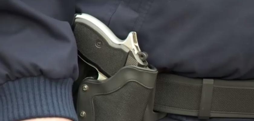 Un poliţist a rămas fără centura cu pistol, baston telescopic și spray lacrimogen, după intervenţia la un scandal
