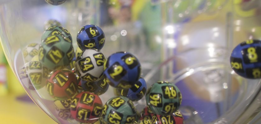 Extragere Loto 6/49 duminică. Report de peste 5 milioane de euro