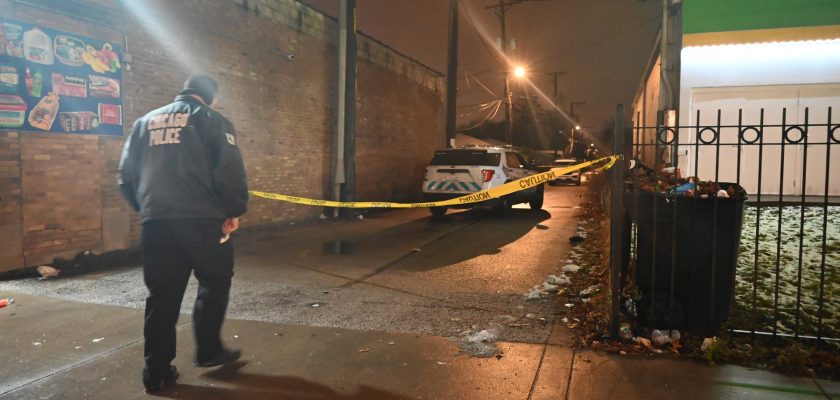 7 oameni au fost găsiți morți în două case, lângă Chicago. Poliția îl caută pe tânărul care i-ar fi împușcat