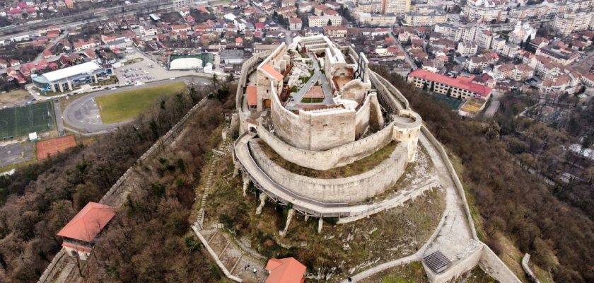 Cum arată o mare cetate medievală din România, după zece ani de lucrări costisitoare. A ajuns de nerecunoscut VIDEO
