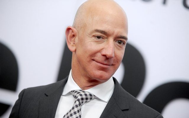Jeff Bezos a vândut un pachet de acţiuni Amazon pentru 8,5 miliarde de dolari