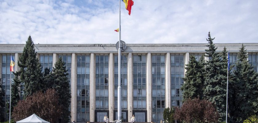 Republica Moldova suspendă aplicarea Tratatului cu privire la forţele armate convenţionale în Europa