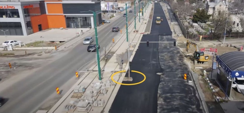 O nouă ‘capodoperă’ marca Dorel: A pus un stâlp în mijlocul unei șosele proaspăt asfaltate / FOTO-VIDEO