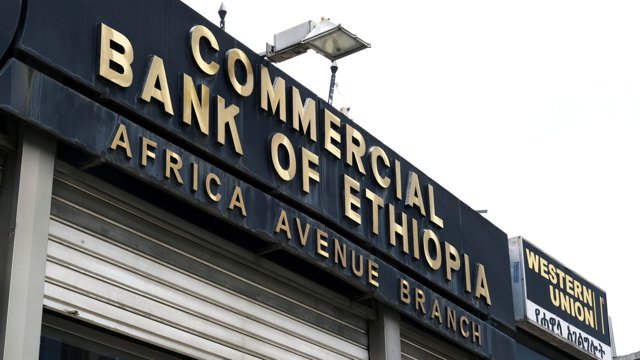 O „eroare” a permis clienţilor unei bănci să retragă de la bancomate mai mulţi bani decât aveau