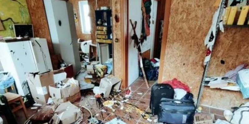 Un bărbat i-a terorizat și i-a stors de bani pe părinții săi, apoi s-a filmat distrugându-le casa cu un cuțit