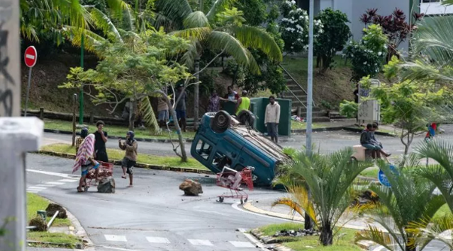 Trei români, prinşi în mijlocul revoltelor din Noua Caledonie