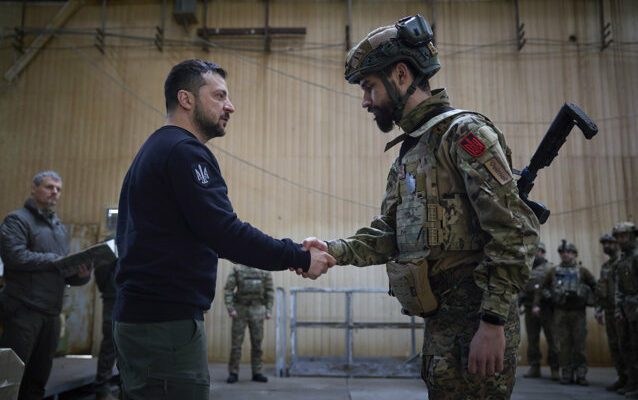 Zelenski a semnat legea privind recrutarea condamnaţilor în armată
