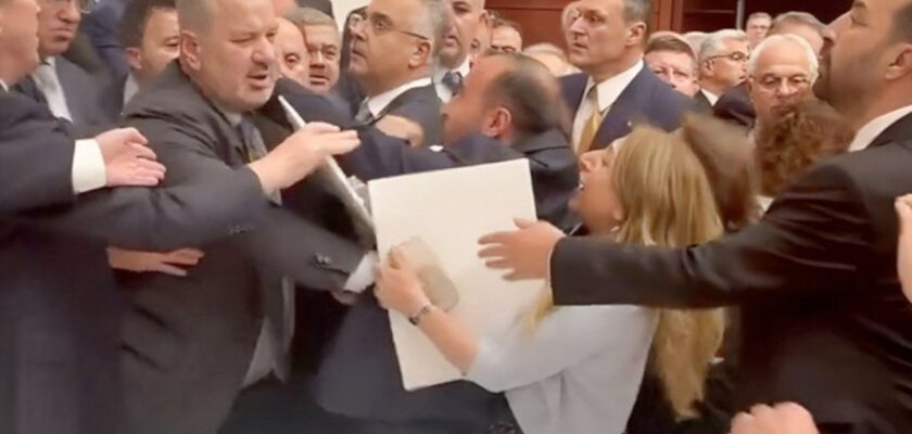 VIDEO. Încăierare în Parlamentul turc după destituirea unui primar pro-kurd, proteste în stradă