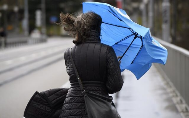 Rafale puternice de vânt şi ninsori viscolite în 16 judeţe din România