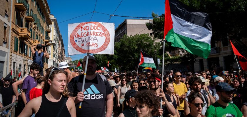 Mii de oameni au protestat sâmbătă la Roma împotriva „celui mai mare atac asupra libertății de disidență din istoria Republicii Italiene”