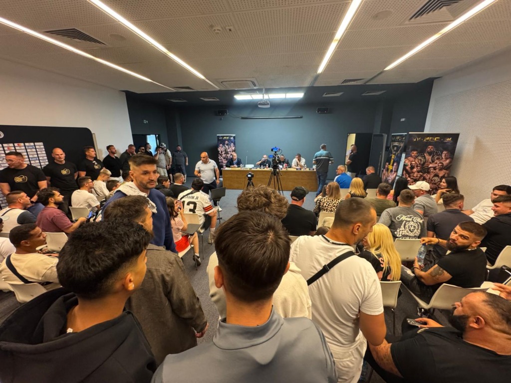Sala de conferințe a BT Arena a fost plină cu ocazia conferinteți de presă de dinaintea evenimentului