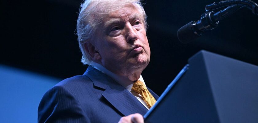Trump pune Europa la plată pentru ajutorul acordat Ucrainei. SUA vor cere bani înapoi pentru armele și munițiile trimise Kievului